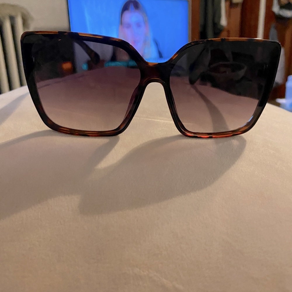 Vince Camuto sunglasses new with tags